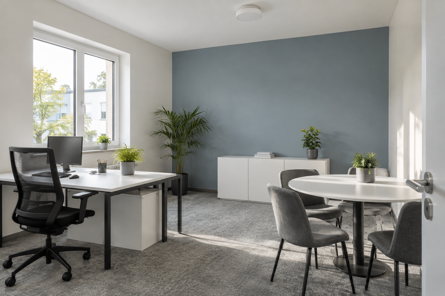 Helle Büroräume mit blaugrauer Akzentwand