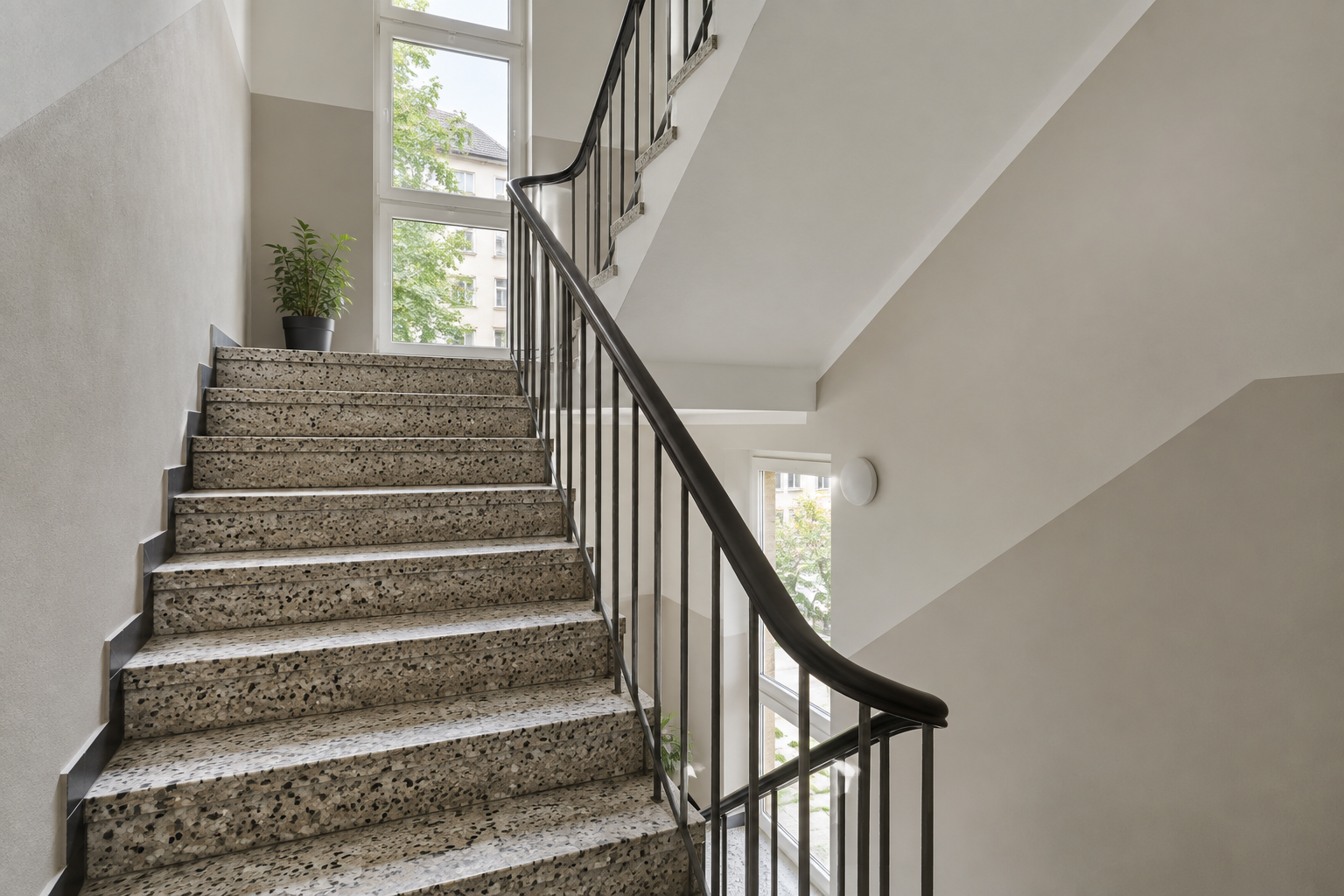 Renoviertes Treppenhaus mit hellem Wandanstrich
